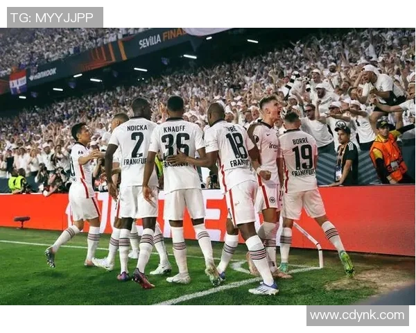 欧冠门票系统崩溃数万球迷排队长达12小时争抢心仪门票 欧冠门票系统崩溃数万球迷排队长达12小时争抢心仪门票